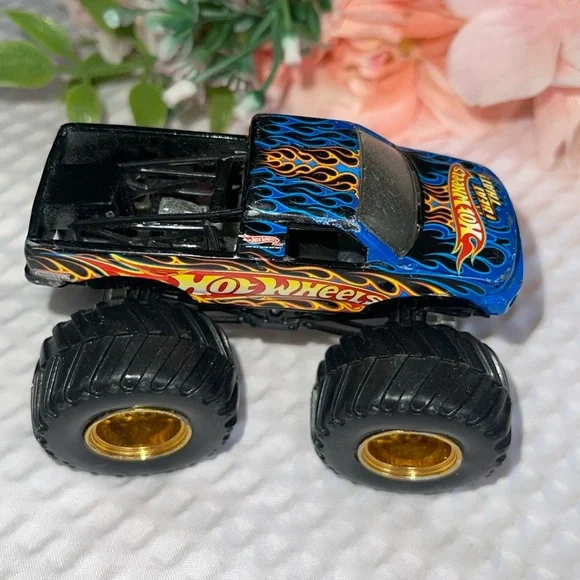Hot Wheels "Beat That" 1:64 Monster Jam Truck Die Cast Hot Wheels Blue Flames. - Picture 2 of 4